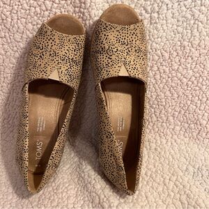 TOMS Wedges Tan and Black Slip On Open Toe Size W8 3½” Wedge Comfortable